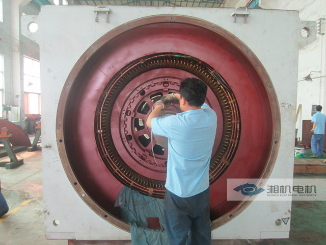 潮州電廠(chǎng)7700KW電機(jī)在進(jìn)行裝配